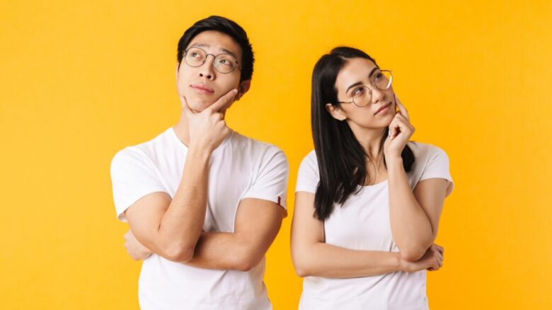 人間関係に悩んでいる男女のイメージ