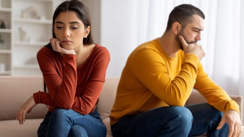 人間関係に悩んでいる男女のイメージ