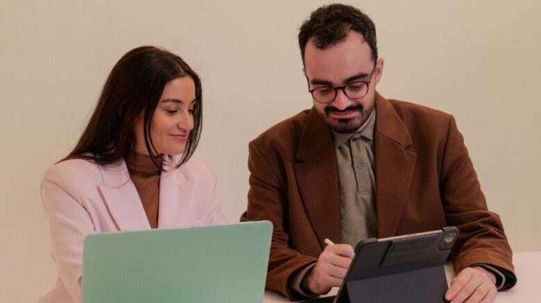 人間関係に悩んでいる男女のイメージ