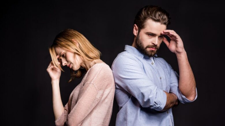 人間関係に悩んでいる男女のイメージ