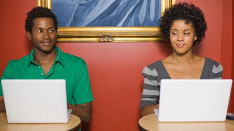 人間関係に悩んでいる男女のイメージ