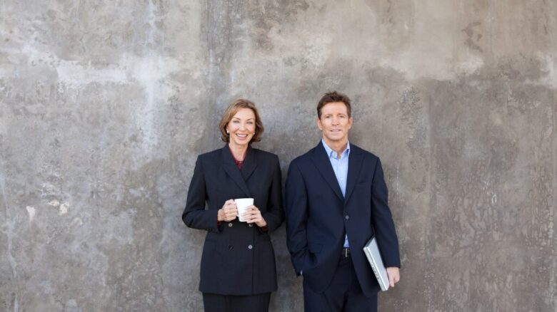 人間関係に悩んでいる男女のイメージ