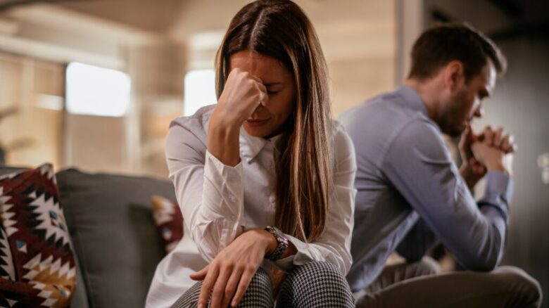 人間関係に悩んでいる男女のイメージ