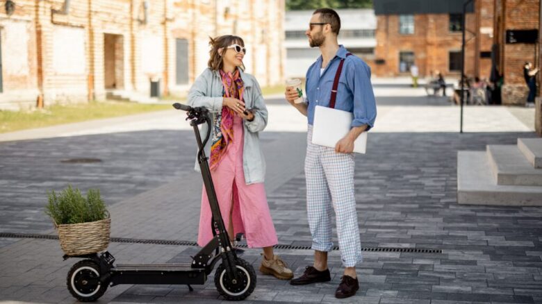 人間関係に悩んでいる男女のイメージ