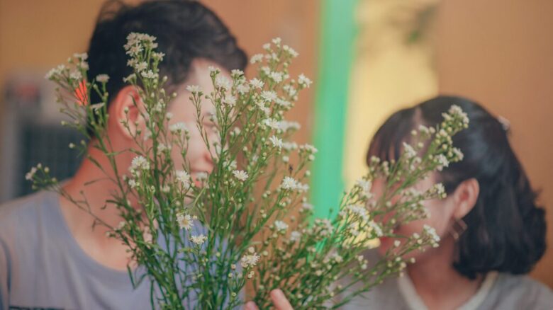 人間関係に悩んでいる男女のイメージ