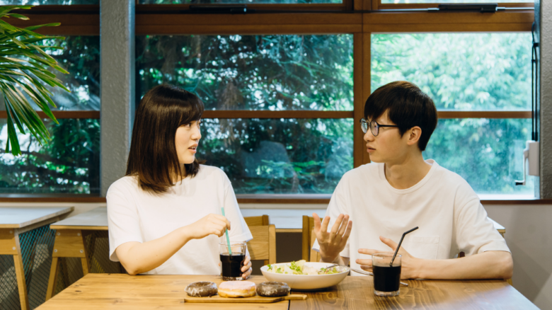人間関係に悩んでいる男女のイメージ